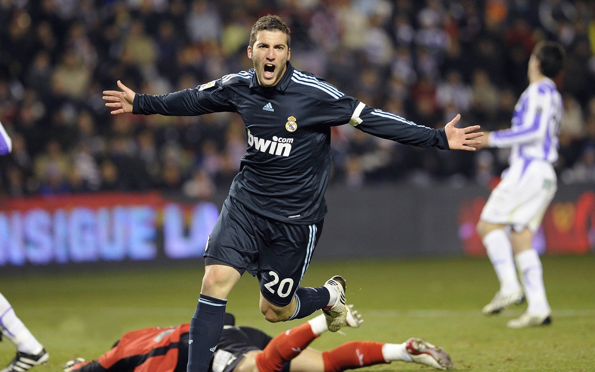 跳水赛场摩纳哥完成高难度动作，摩纳哥运动会