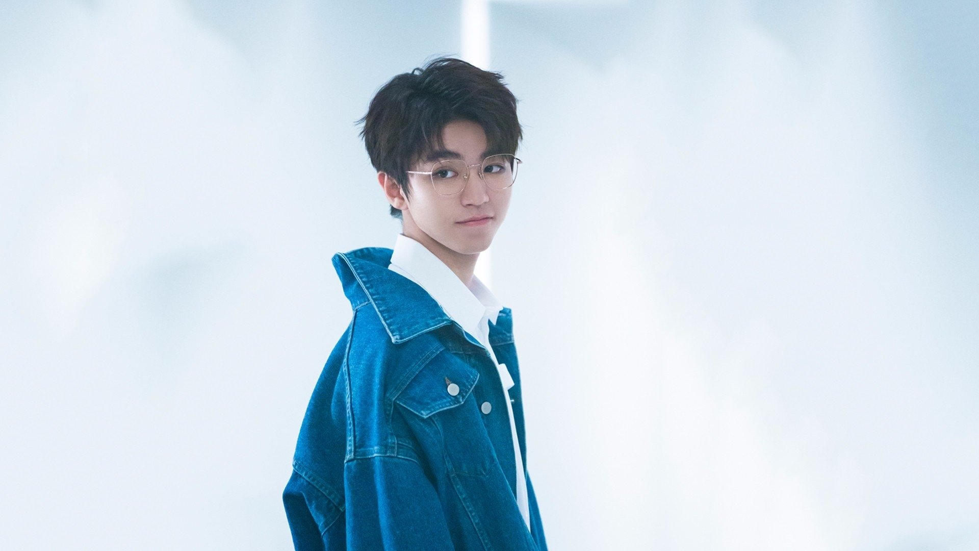 _城市高空跑步:在摩天楼之间飞驰_,高空城市俯瞰图